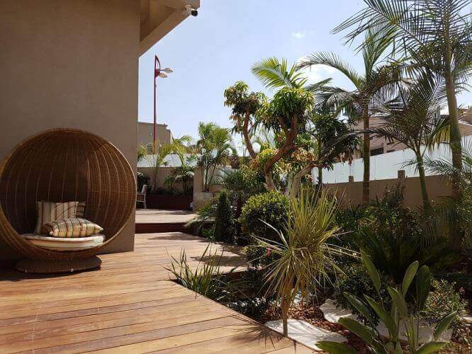 דק וגינה מסביב